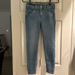 Express Mid-Rise Medium Wash Skinny Jeans Size 2 In Excellent Condition